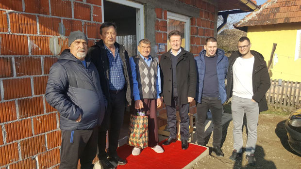 Мештани и локална власт унели радост у живот свог комшије: Дујо добио нови дом